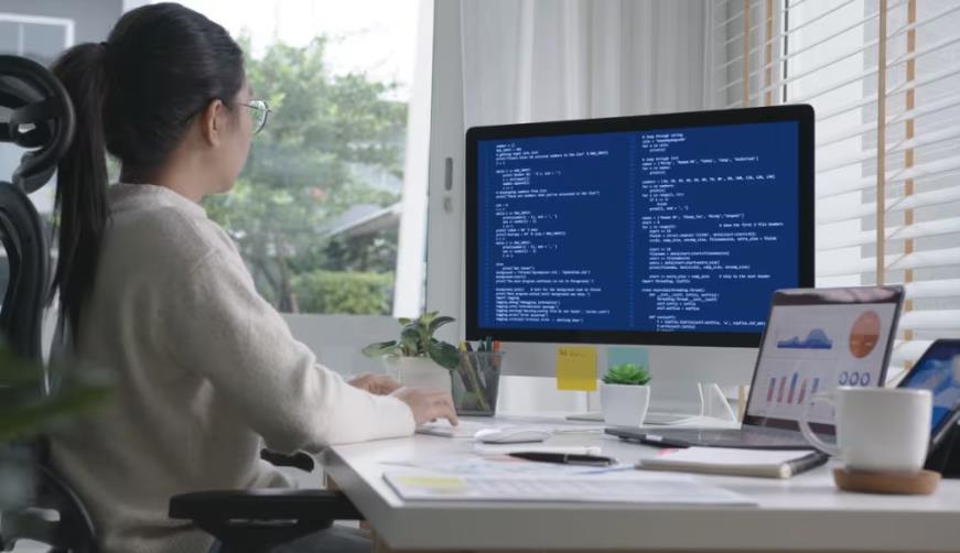 西乡县软件开发公司实战建议:网站赋能,为何必须接入支持机器人?